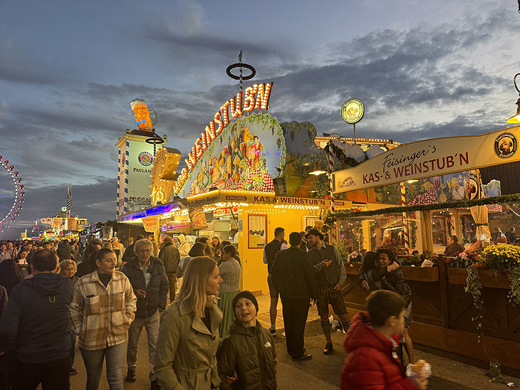 Feisinger's Kas- und Weinstub'n auf dem Oktoberfest 2024 (©Foto: Martin Schmitz)